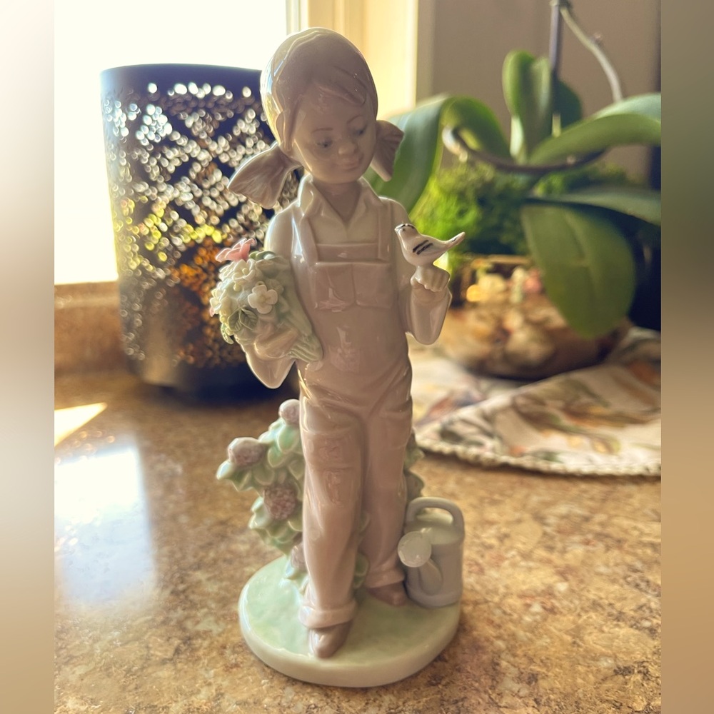Lladro “Spring” #5127 Girl with bird on finger. Like new. In box